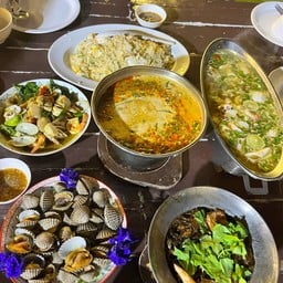 อาหารรสชาติดี วิวสวย แต่บริการแย่ ไม่สนใจลูกค้า สั่งอาหารรอนานมาก แค่สั่งน้ำกับน
