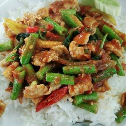 ผัดพริกแกงถั่วฟักยาว