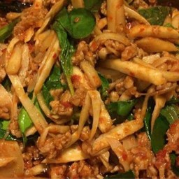 ผัดพริกแกงหน่อไม้ ราดข้าว