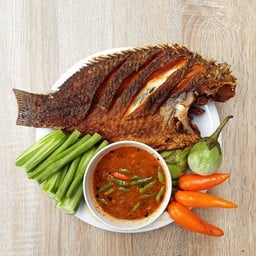 ปลานิลทอดไซส์ใหญ่ เสริฟพร้อมน้ำพริกปลาร้า  ผักสด