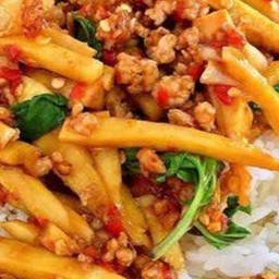 ผัดกระเพราหน่อไม้ราดข้าว