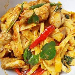 ผัดพริกแกงไก่หน่อไม้