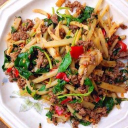 กระเพราหน่อไม้ ราดข้าว