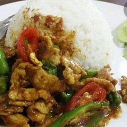 ผัดพริกแกงราดข้าว
