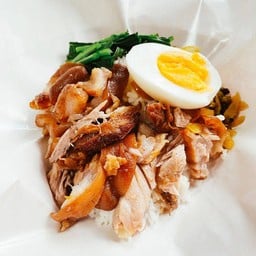 ข้าวหมูแดง+กระเพรา ซอย 28