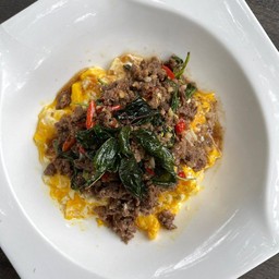 ข้าวไข่ข้นกะเพราเนื้อ