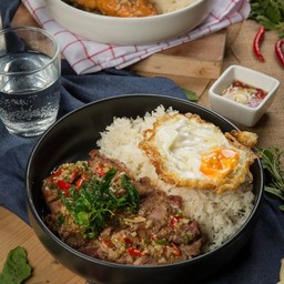 ข้าวกะเพราสเต็กริบอาย ไข่กรอบ