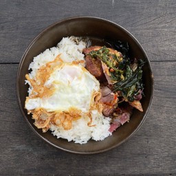 ข้าวกะเพราขาหมูเยอรมันไข่กรอบ