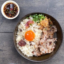 ข้าวผัดเบค่อนหมูสไลด์ย่างไฟไข่ดองน้ำปลา