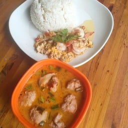 โดนใจ2 ไข่ขยี้กุ้ง น้ำซุปต้มยำหมูเด้ง