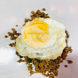 ข้าวกระเพราหมูไข่ดาว