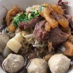ก๋วยเตี๋ยวเรือเนื้อตกดิน