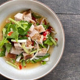 ยำคอหมูย่าง