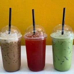 ลุงกับป้าชากาแฟ หน้าอำเภอกะทู้