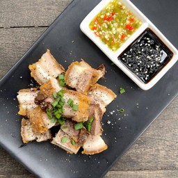 หมูกรอบอบโอ่ง