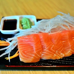 แซลมอนซาชิมิ