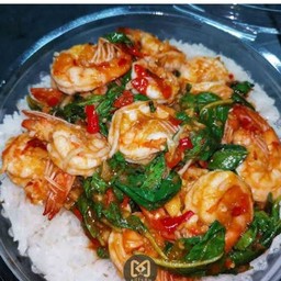 กระเพรากุ้ง ราดข้าว