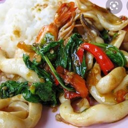 กระเพราปลาหมึก