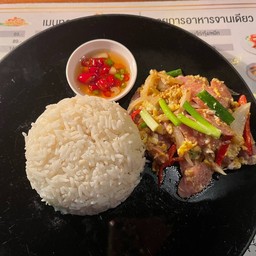 แหนมผัดไข่ราดข้าว