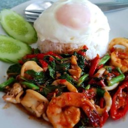 กระเพราทะเล ราดข้าว