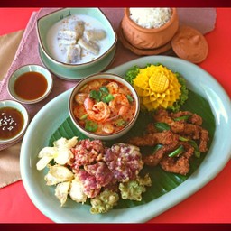 Special Set A: ฉันชื่อบุษบา, ต้มยำกุ้ง, หมูตุ๊กๆ, ข้าวสวย, กล้วยบวชชีโรยงา, น้ำสมุนไพร (ปกติ