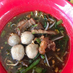 ก๋วยเตี๋ยวโกรวย เนื้อตุ๋น หมูตุ๋น  by เจ้พิกุล ซอยดวงมณี