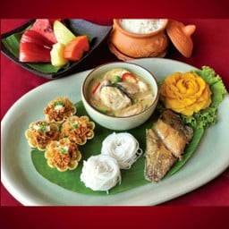 Special Set E: หมี่กรอบกระทงทอง, แกงเขียวหวานไก่, ปลาสลิดทอด, ข้าวสวย/ขนมจีน, ผลไม้รวม, น้ำสมุนไพร