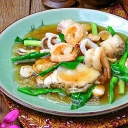 ก๋วยเตี๋ยวราดหน้ารวมมิตรทะเล
