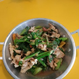 ผัดคะน้าน้ำมันหอยเนื้อหมูกับข้าวสวย