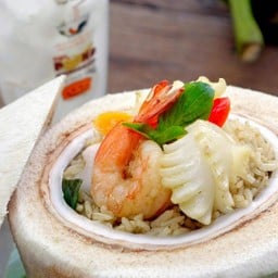 ข้าวผัดอัมพวาในมะพร้าวอ่อน+น้ำมะพร้าวอ่อน