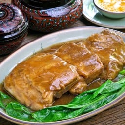 ซี่โครงหมูอบยอดผัก ( See-Kroang Moo-Ob Yodpak )