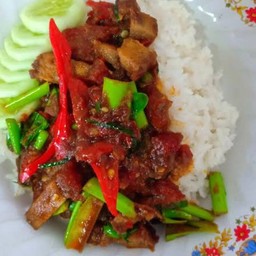 ข้าวผัดพริกแกงหมูกรอบ