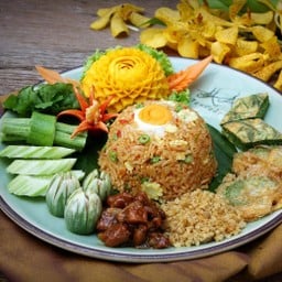 ข้าวผัดน้ำพริกลงเรือ