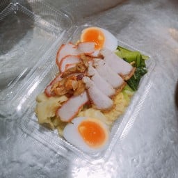 เกี๊ยวหมูแดงและหมูกรอบ