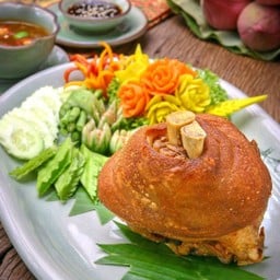 ขาหมูกรอบแกงไตปลา ( Ka-Moo Krob Gang Taipla )