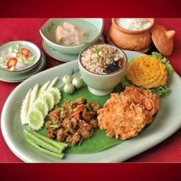 Special Set B: ทอดมันกุ้ง, ไข่ตุ๋นทรงเครื่อง, คั่วกลิ้งซี่โครงอ่อน, ข้าวสวย, กระท้อนลอยแก้ว, น้ำสมุนไพร