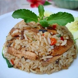 ข้าวผัดปลากระป๋องทรงเครื่อง