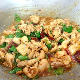 ผัดกระเพราพริกคั่วไก่