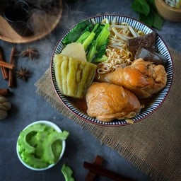 ก๋วยเตี๋ยวไก่ตุ๋นรวมทุกอย่าง