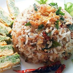ข้าวผัดปลาร้าทรงเครื่องไข่ต้ม