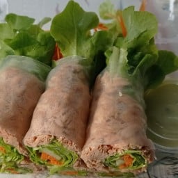 สลัดโรลทูน่าน้ำจิ้มซีฟู้ด