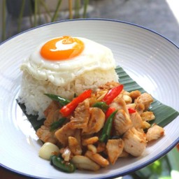 ข้าวไก่คั่วกระเทียมพริกไทยไข่ดาว