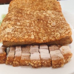 ป้านวลโคตรหมูกรอบอาหารตามสั่ง ซอยมัยลาภ