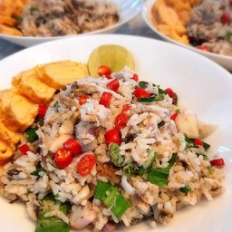 ข้าวยำปลาทูทรงเครื่องไข่ทอด