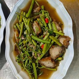 กระเฉดหมูกรอบ