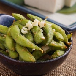 GARLIC EDAMAME( Green soybeans with garlic )
