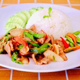 หมูผัดกะปิราดข้าว