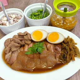 ขาหมูรวมเครื่อง  ไส้ไข่