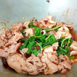 ผัดกระเพราพริกคั่วหมูนุ่ม