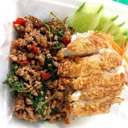 ข้าวกะเพราหมูสับ+ไก่ชุปแป้งทอดเกร็ดขนมปัง